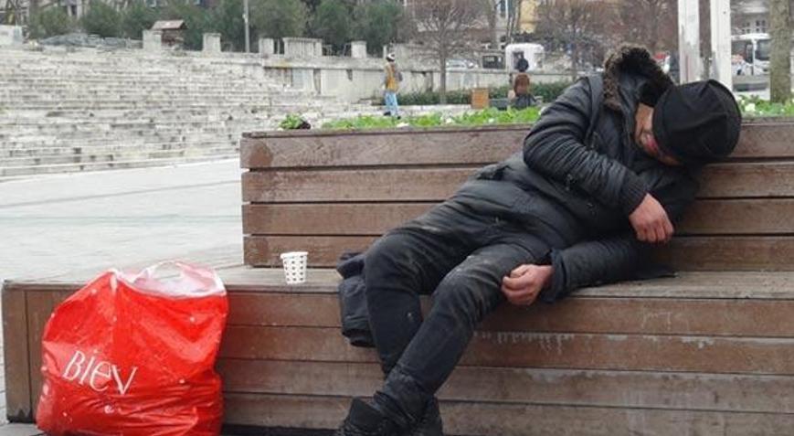 Bankta kendinden geçmiş bir halde yatıyordu Yanına gidince… Bankta kendinden geçmiş bir halde yatıyordu Yanına gidince…