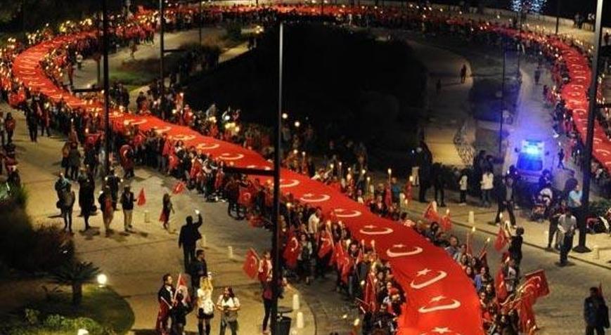Fener alayında 600 metrelik Türk bayrağı açıldı Fener alayında 600 metrelik Türk bayrağı açıldı