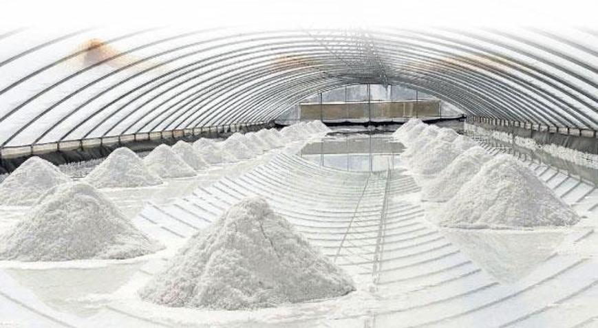 İki ilçenin arasından çıkıyor, almak için sıraya giriyorlar Dünya kurulurken verilmiş bir hediye