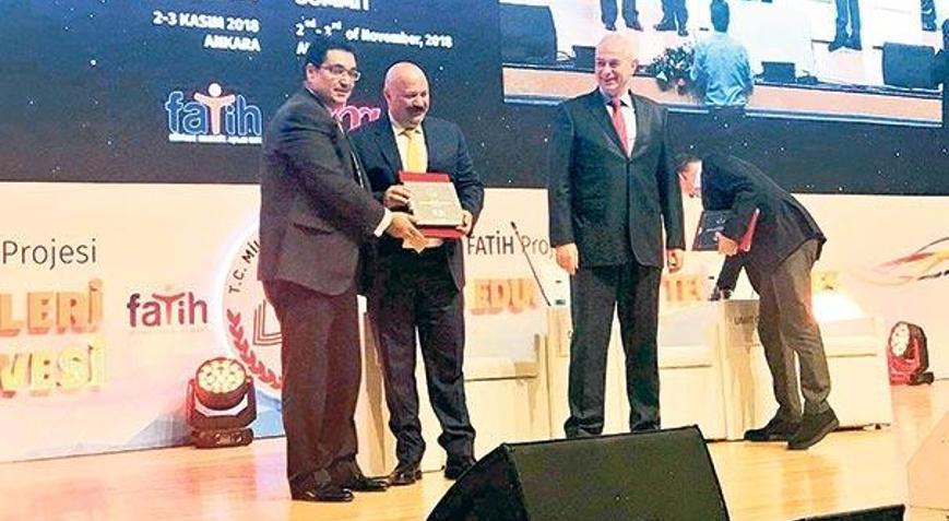 Dijital eğitime destek veriyor