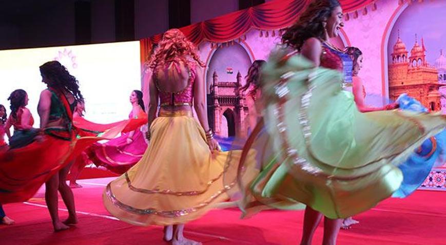 Hindistan Dostları Derneğinin renkli gecesi