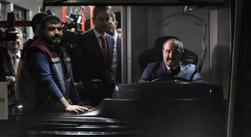 Bakan Varank, yerli elektrikli otobüsün direksiyonuna geçti