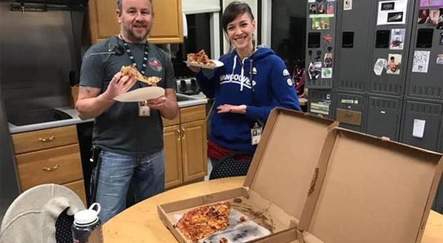 Kanadalı hava kontrolörlerinden ABDli meslektaşlarına dayanışma pizzası