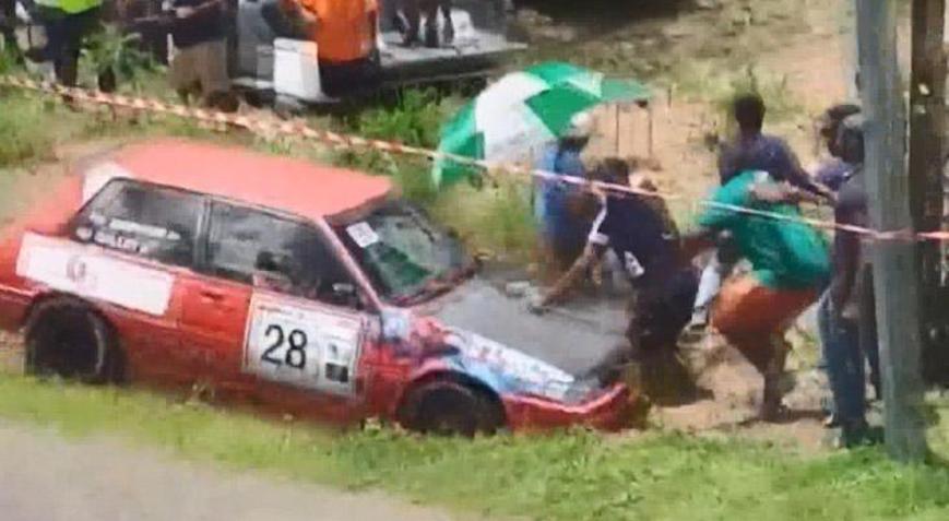 Yarış otomobilleri seyircilerin arasına daldı