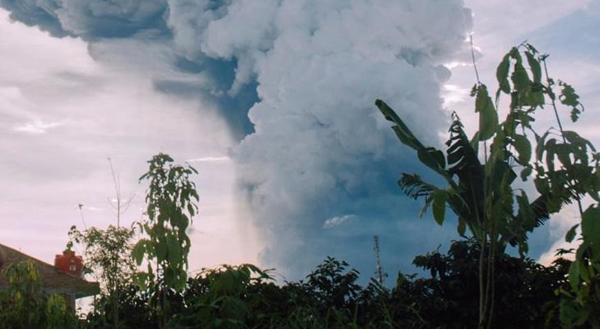 Endonezyada yanardağ patladı