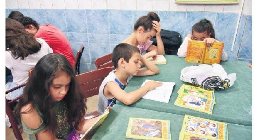 Okey taşları sustu çocuklar kitap okudu