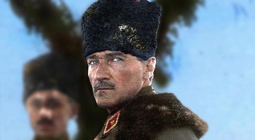Atatürk fotoğraflarıyla birlikte 30 Ağustos Zafer Bayramı mesajları