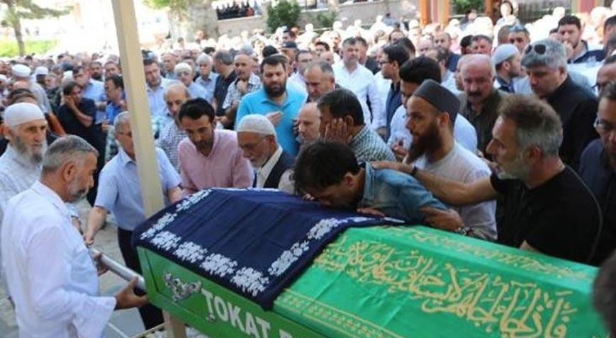 Üzerlerine araç devrilmişti Anne toprağa verildi