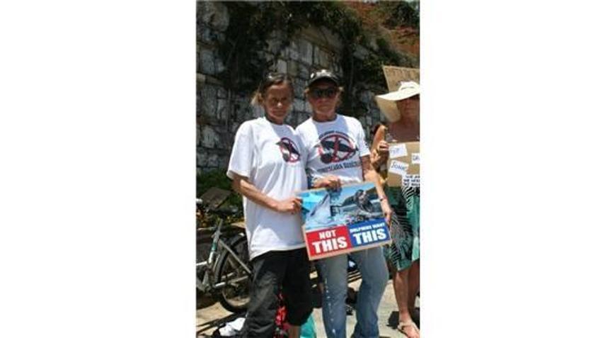 MARMARİS’TE TUTSAK YUNUS PROTESTOSU