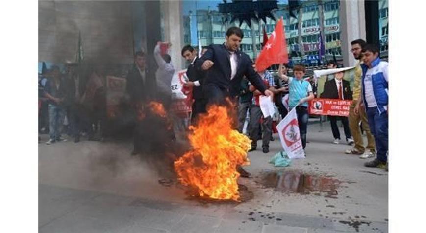 HEPAR İL BAŞKANI, SÖZDE PKK BAYRAĞINI YAKMAK İSTERKEN KENDİNİ YAKTI