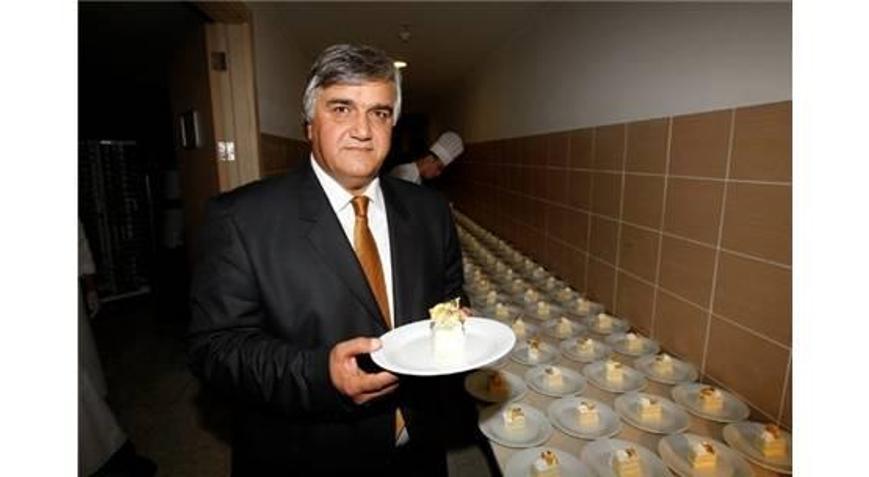 DÜĞÜNDE MİSAFİRLERE PASTA ÜZERİNDE ALTIN İKRAMI