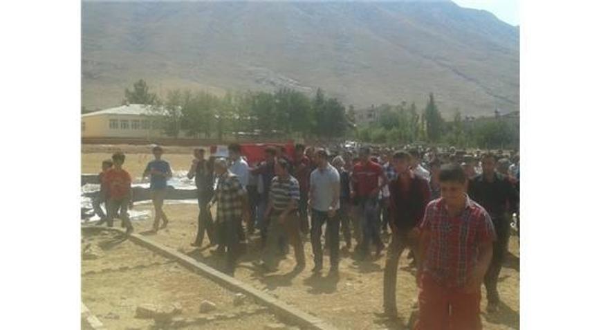 İNTİHAR EDEN ASKER TOPRAĞA VERİLDİ