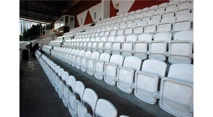 Stadın kapalı tribünleri yenileniyor