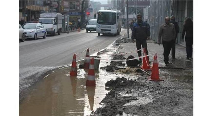 SU BORUSU PATLADI LİTRELERCE SU BOŞA AKTI