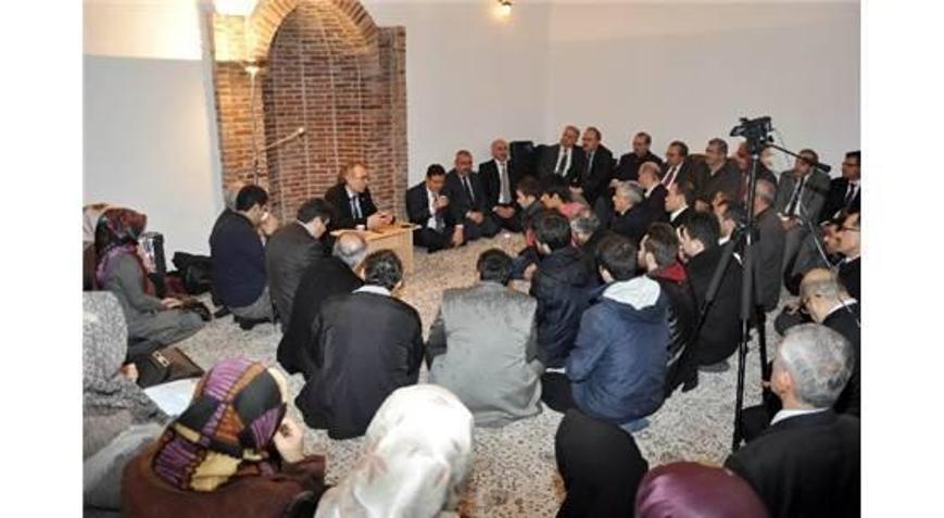 PROF. DR. TARHAN, İNCE MİNARE MEDRESESİNDE DERS VERDİ