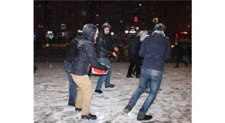 ESKİŞEHİR’DE GELENEKSEL KARTOPU SAVAŞI