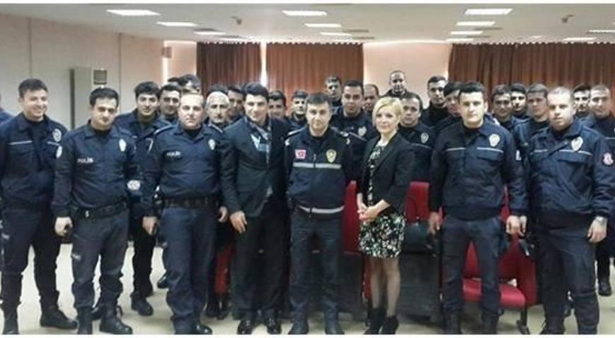 TÜRKİYE’DE İLK KEZ EMNİYET PERSONELİNE ŞİİR TERAPİSİ