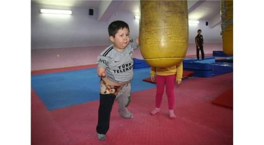 ENGELLİ MİNİK MUHAMMET ENES, AZMİYLE ÖRNEK OLUYOR