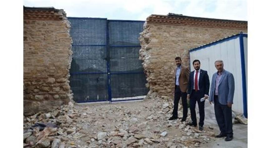 RESTORASYON YAPARKEN, KAMYONLAR İÇİN 435 YILLIK DUVARI YIKTILAR