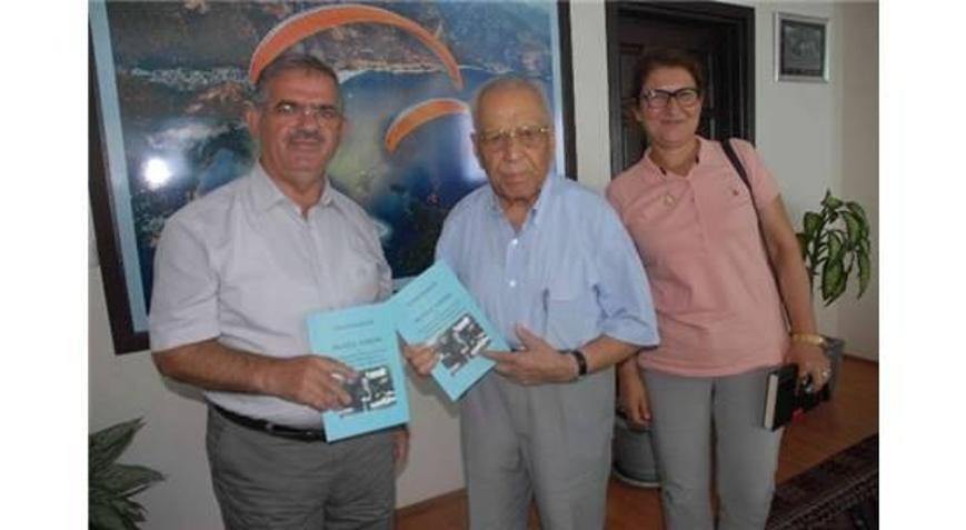 94 yaşındaki eski bakan kitap yazdı