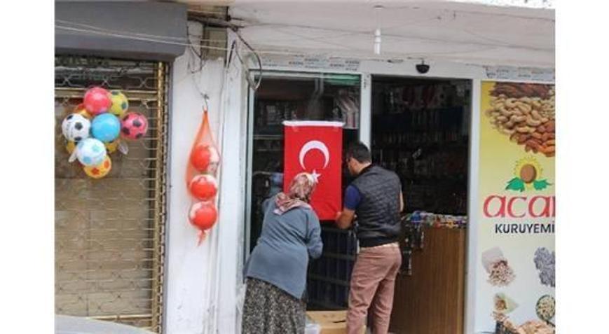 ŞEHİT POLİSİN MEMLEKETİ BAYRAKLARLA DONATILDI