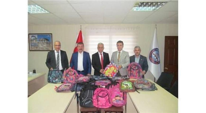 KOZAN TİCARET ODASI’NDAN ÖĞRENCİLERE ÇANTA YARDIMI