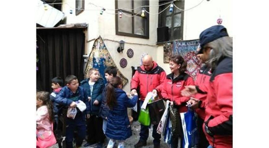 DAK, ÇOCUKLARLA EL ELE