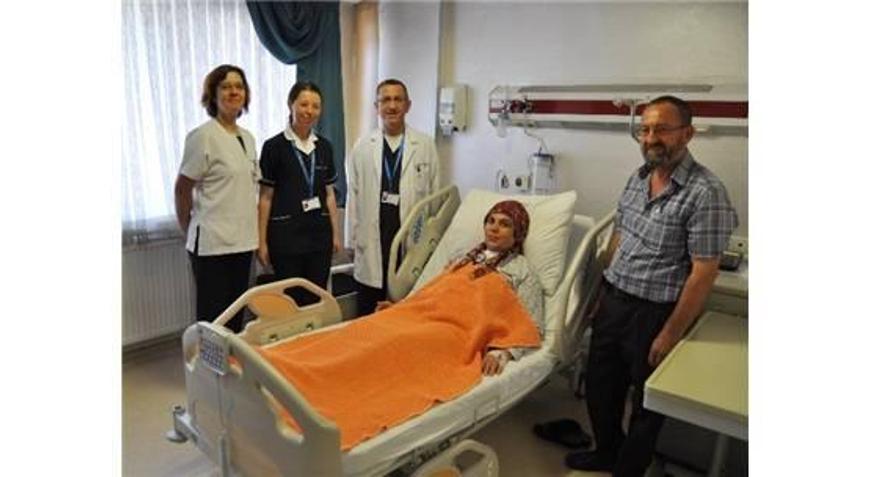 2 SAATLİK AMELİYATLA 30 YIL SONRA SESİNE KAVUŞTU