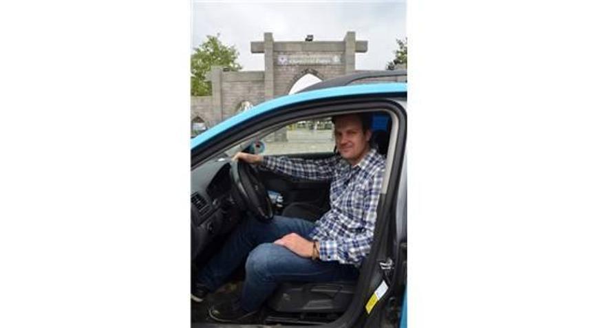 Hollandalı Üniversite Öğrencisi Mezuniyet Projesi İçin Elektrikli Otoyla Dünya Turuna Çıktı