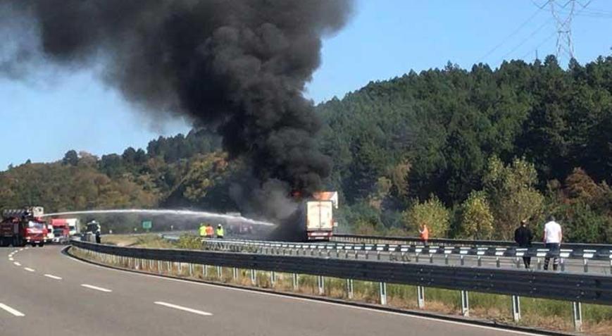 TEMde TIR yangını Trafik ulaşıma kapatıldı TEMde TIR yangını Trafik ulaşıma kapatıldı