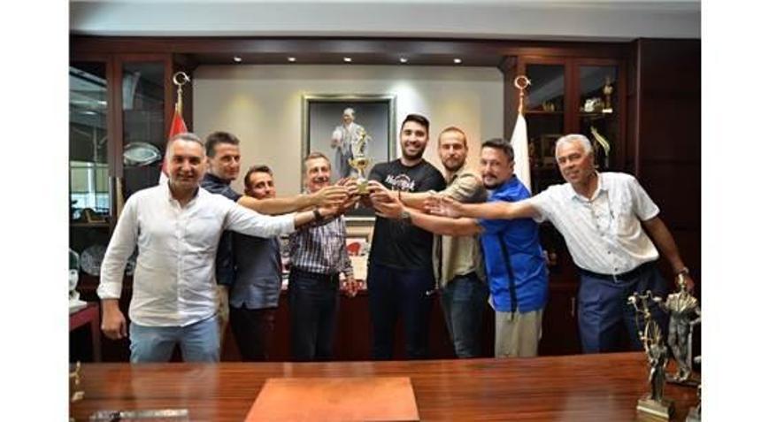 Kazandıkları Kupayı Başkan Ataça Getirdiler