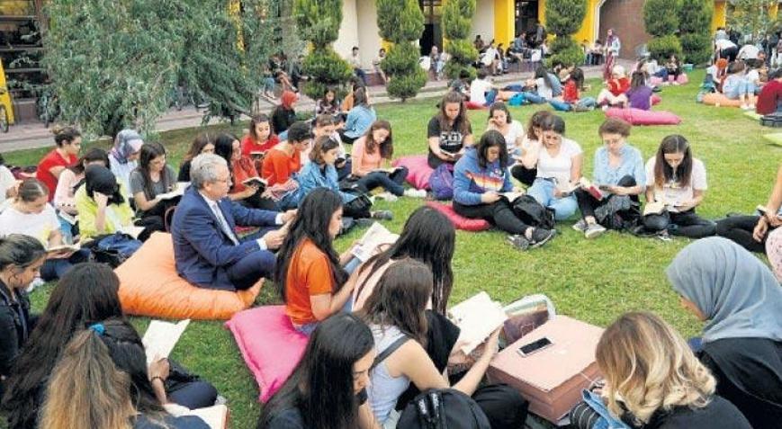 Kitap okudular bağış yaptılar