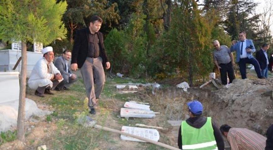 İstimlak nedeniyle boşaltılan köyün mezarlığı taşınıyor