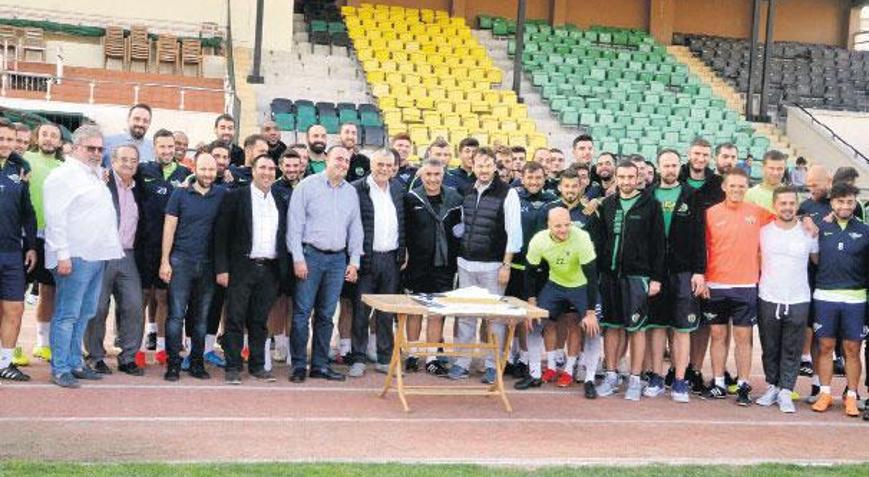 Akigolu basketbolculardan futbolculara destek