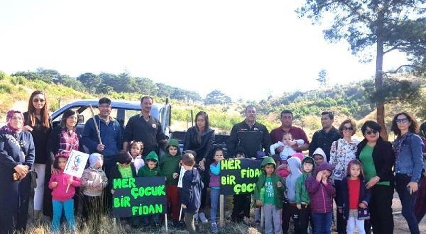 Burhaniyede anaokulu öğrencileri fidan dikti