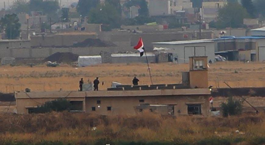 Kamışlıda binaya Suriye bayrağı asıldı