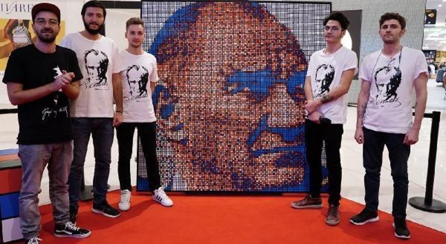 1500 rubik küpten Atatürk portresi yaptılar
