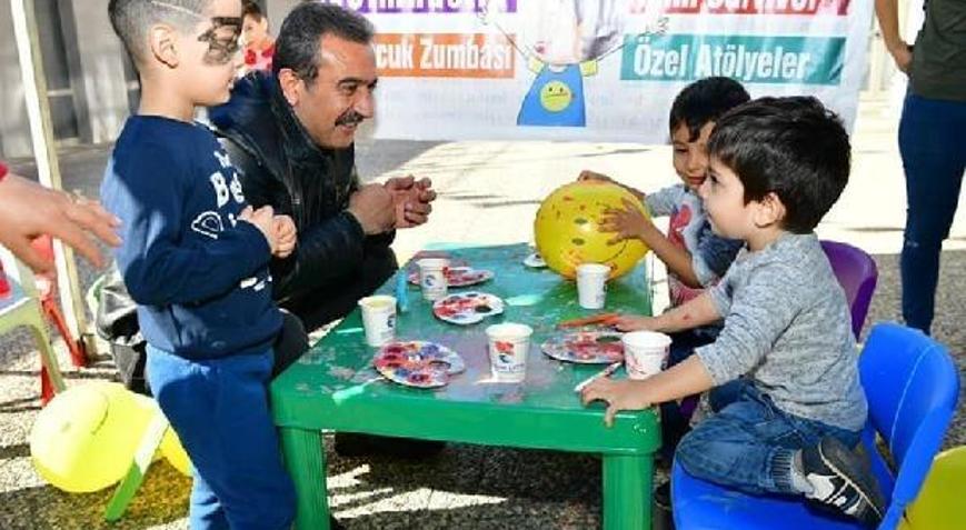 Soner Çetin, çocuklarla boyama yaptı