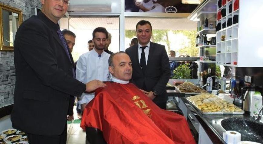 Muhtar berber olunca, ilk müşteri kaymakam oldu