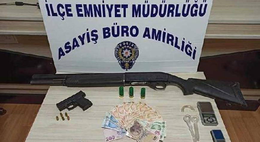 Ekip otosuna çarparak kaçmaya çalışan otomobillerde uyuşturucu ve silah çıktı