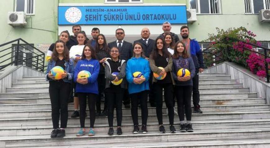 Başkan Seçer, öğrencilere spor malzemesi gönderdi