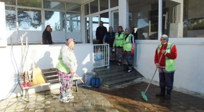 Burhaniye’de camileri kadınlar temizliyor