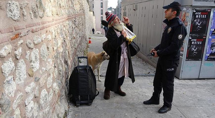 Evsiz adamın valizi polisi alarma geçirdi
