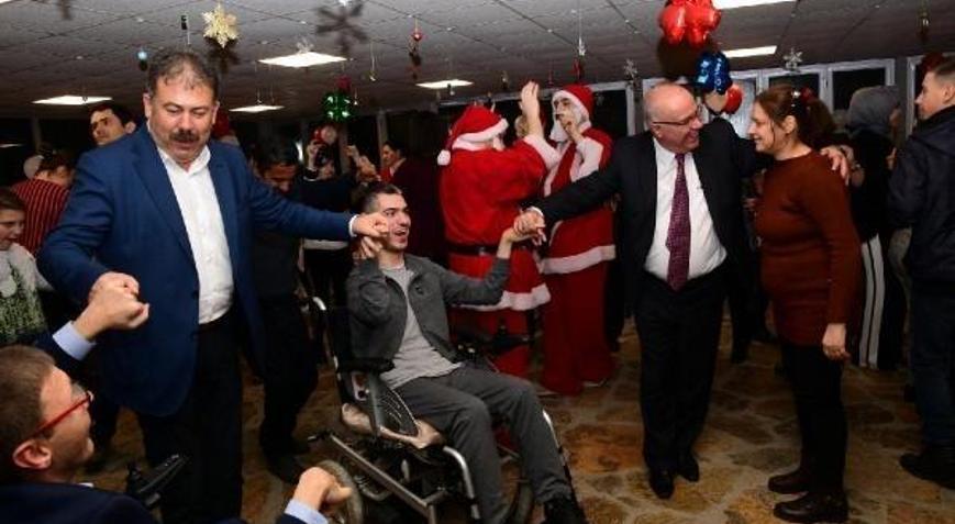 Engelli çocuklar yılbaşını erken kutladı