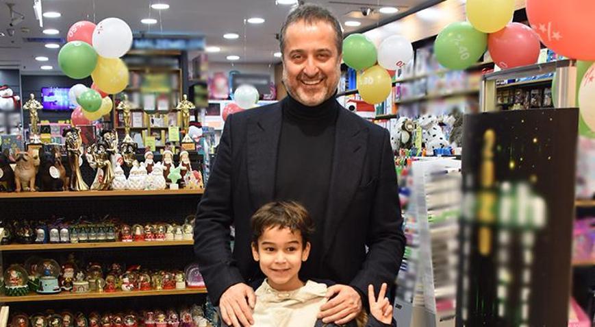 Serdar Bilgili oğluyla alışverişte