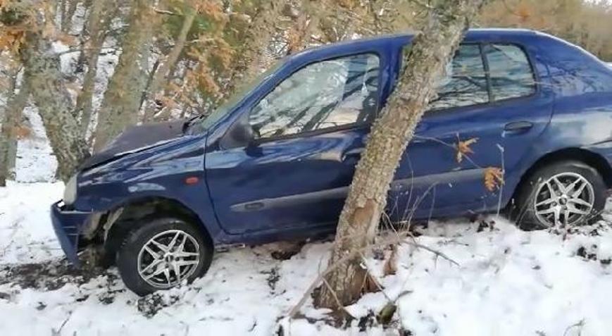 Buzla kaplanan yolda kayan otomobil ağaca çarptı