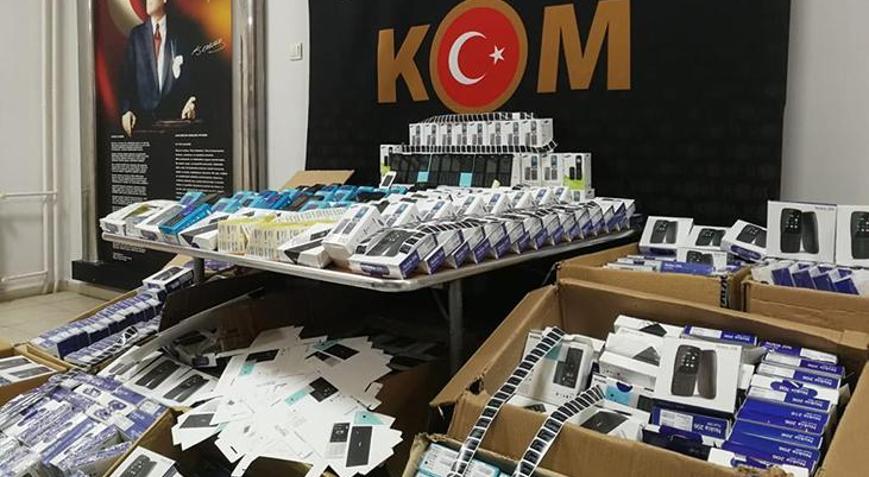 İzmirde 1771 kaçak cep telefonu ele geçirildi