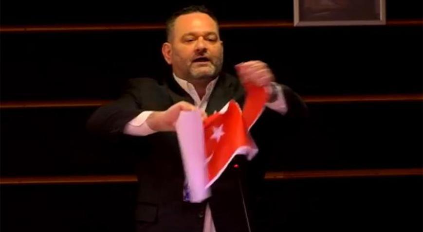 Son dakika... Çavuşoğlu, Yunan vekile haddini bildirdi