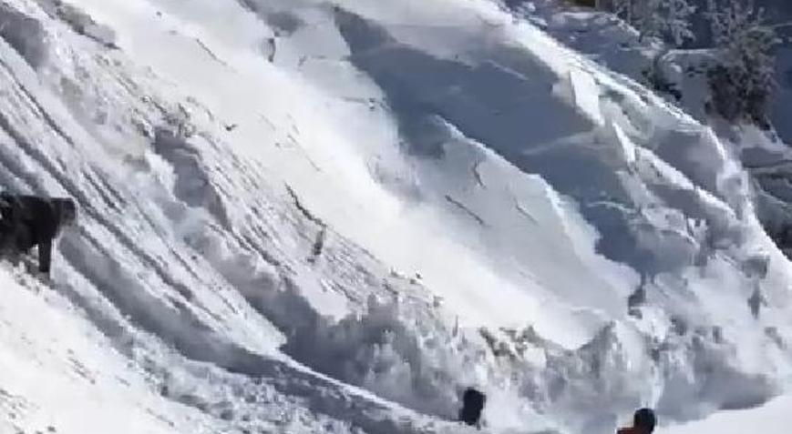 Kayak yapan çocukların çığa yakalandığı o anlar kamerada