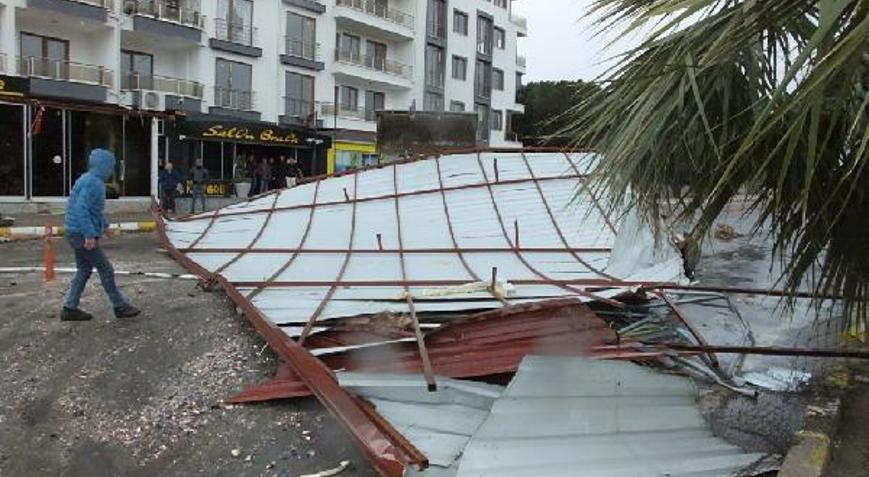 Balıkesirde fırtına, 5 katlı binanın çatısını uçurdu
